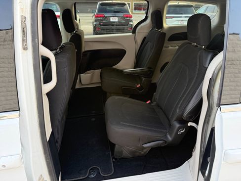 Used 2020 Chrysler Voyager LX image 10