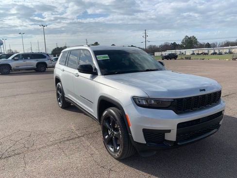 Used 2025 Jeep Grand Cherokee L Altitude image 1