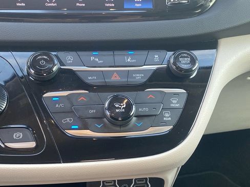 Used 2024 Chrysler Pacifica Touring-L FWD image 16