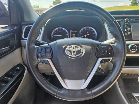 Used 2019 Toyota Highlander XLE FWD image 14