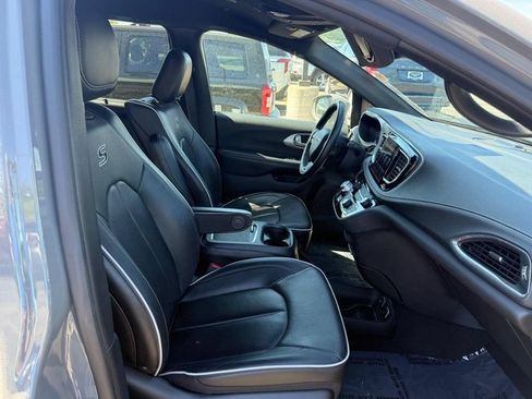 Used 2020 Chrysler Pacifica Limited w/ Advanced Safetytec Group FWD image 8
