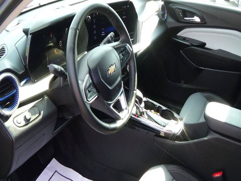 Used 2025 Chevrolet Trax LT w/ LT Convenience Package FWD image 17