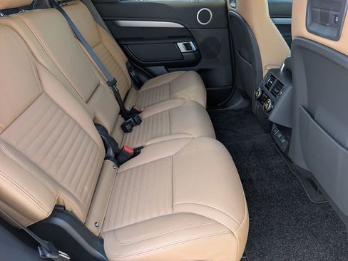 Used 2025 Land Rover Discovery Dynamic SE image 18