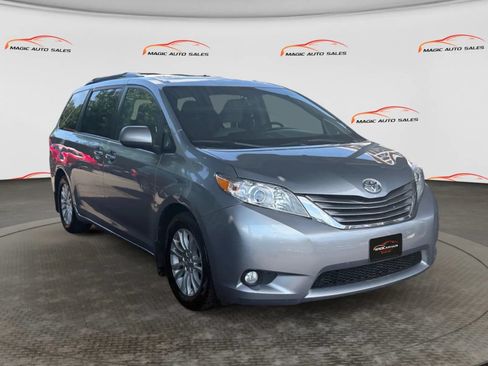 Used 2015 Toyota Sienna XLE Premium w/ Four Season Floor Mat Package FWD image 5
