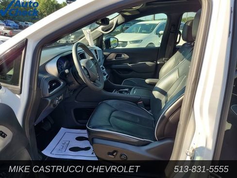Used 2024 Chrysler Pacifica Limited w/ Uconnect Theater Family Group FWD image 24