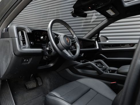 Certified 2024 Porsche Cayenne AWD/4WD image 4