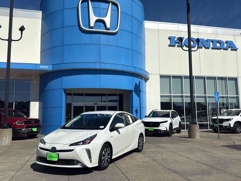 Used 2019 Toyota Prius LE AWD/4WD image 1