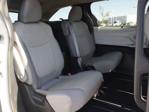 Used 2025 Toyota Sienna LE image 22