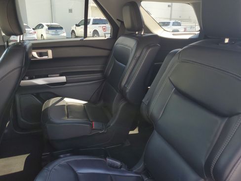 Used 2021 Ford Explorer XLT w/ Equipment Group 202A AWD/4WD image 11