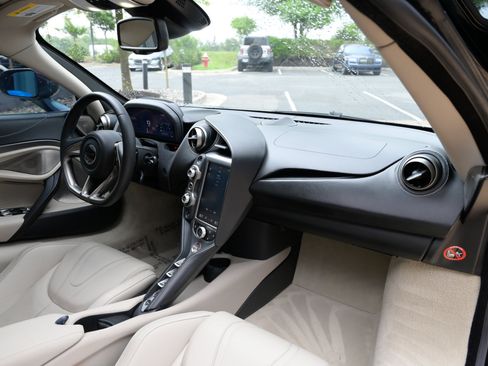 Used 2018 McLaren 720S Luxury RWD image 36