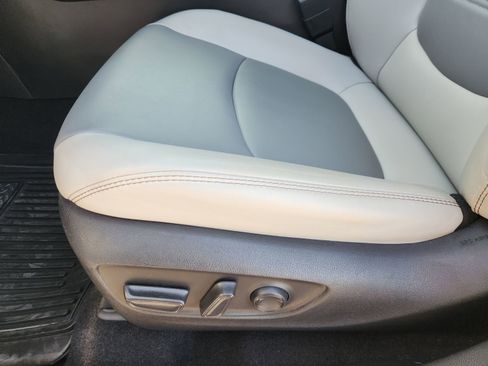 Used 2023 Toyota RAV4 XLE Premium image 28