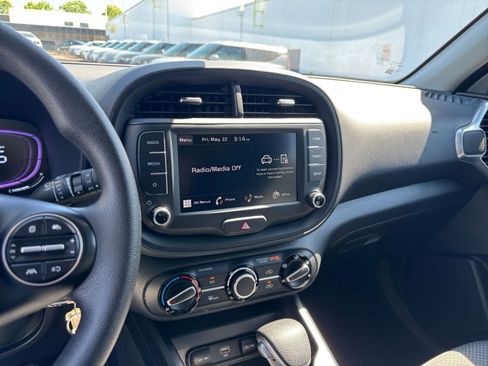 Used 2025 Kia Soul LX w/ LX Technology Package FWD image 20
