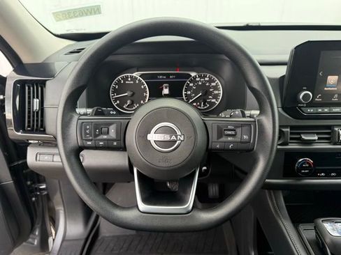 Used 2025 Nissan Pathfinder S image 17