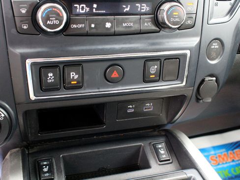 Used 2022 Nissan Titan SV w/ SV Convenience Package image 27