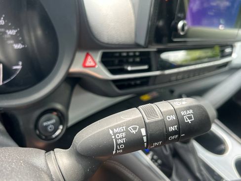 Used 2025 Toyota Sienna LE AWD/4WD image 29