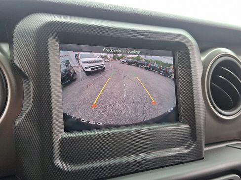 Used 2023 Jeep Wrangler Unlimited w/ Cold Weather Group image 17