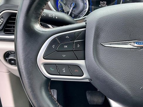 Used 2017 Chrysler Pacifica Touring-L image 18