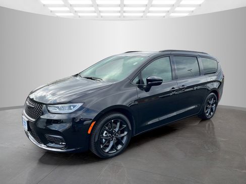 Used 2025 Chrysler Pacifica Limited image 8