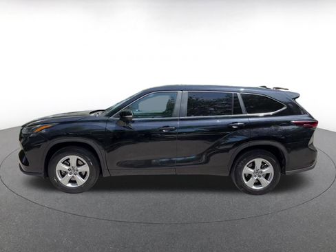 Used 2025 Toyota Highlander LE FWD image 9