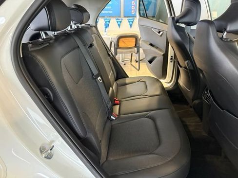 Used 2023 Kia Niro FWD image 3