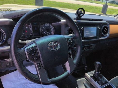 Used 2019 Toyota Tacoma SR5 AWD/4WD image 15