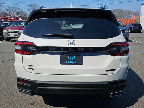 Used 2025 Honda Pilot Sport image 5