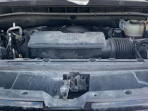 Used 2023 Chevrolet Suburban LT w/ Luxury Package image 9