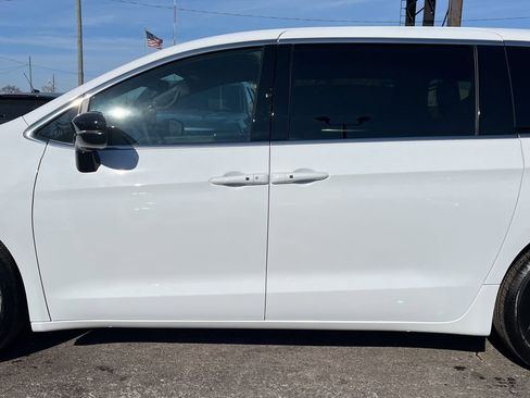 Used 2026 Chrysler Pacifica Select image 3