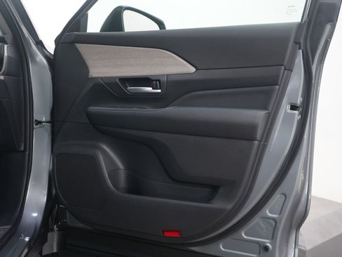 Used 2025 Toyota Grand Highlander AWD image 9