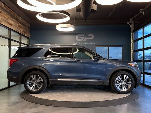 Used 2020 Ford Explorer Platinum image 2