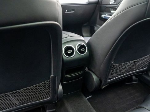 Used 2021 Mercedes-Benz GLB 250 4MATIC w/ Premium Package image 18