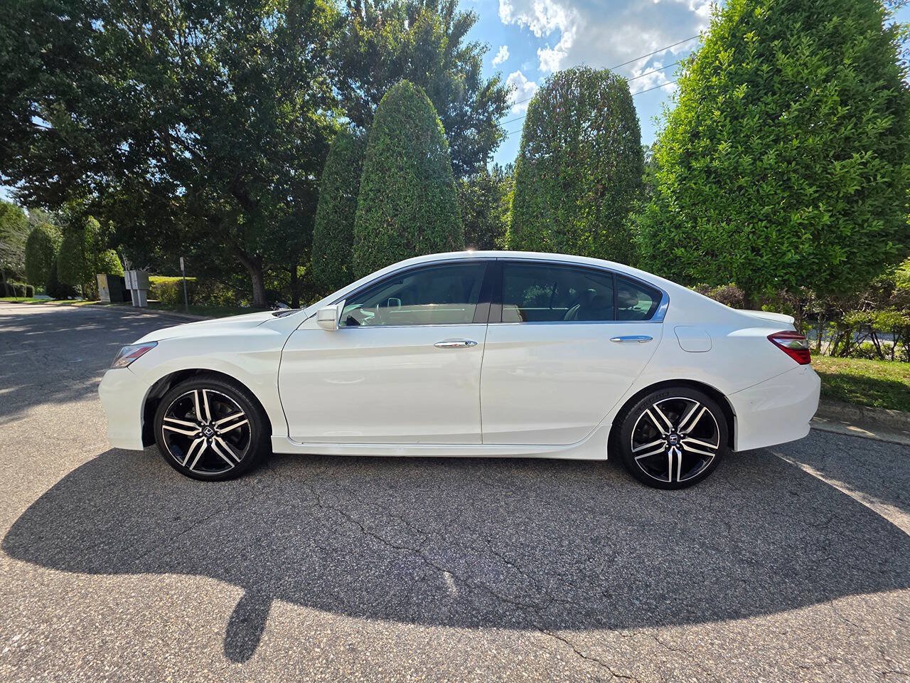 Used 2016 Honda Accord Touring image 2