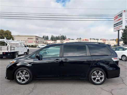 Used 2017 Toyota Sienna SE image 18