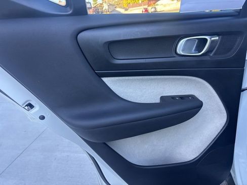 Used 2019 Volvo XC40 T5 Inscription image 18