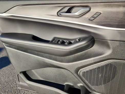 New 2025 Jeep Grand Cherokee L Limited image 9