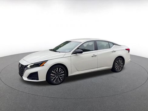 Used 2025 Nissan Altima 2.5 SV FWD image 8