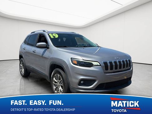 Used 2019 Jeep Cherokee Latitude Plus w/ Cold Weather Group AWD/4WD image 1