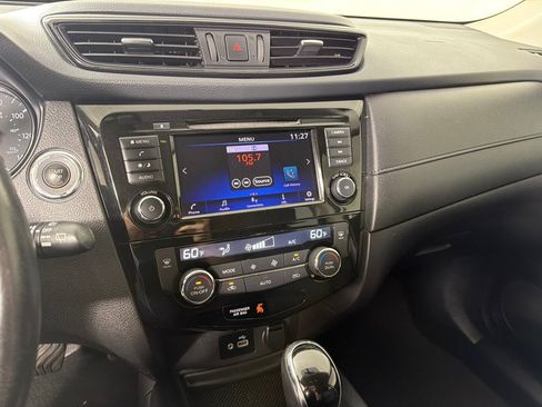 Used 2018 Nissan Rogue SV FWD image 16