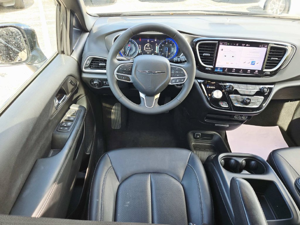 Used 2025 Chrysler Pacifica Select FWD image 10