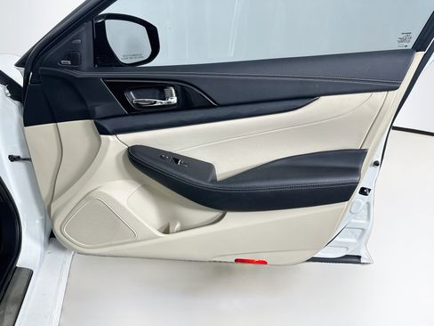 Used 2023 Nissan Maxima Platinum w/ Sport Mat Group FWD image 32