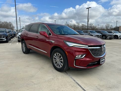 Used 2024 Buick Enclave Essence image 3