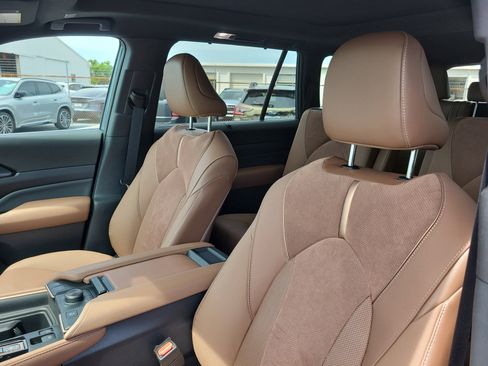 Used 2025 Toyota Grand Highlander AWD Hybrid image 23