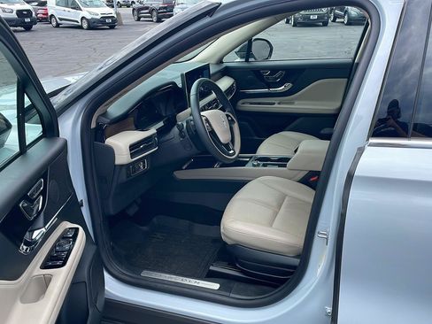 Used 2025 Lincoln Corsair Reserve AWD/4WD image 9