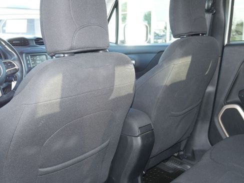 Used 2015 Jeep Renegade Latitude FWD image 18