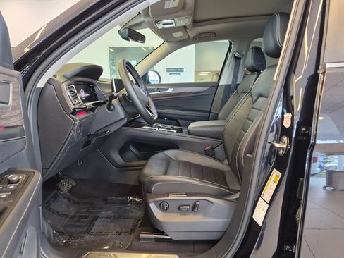 Used 2025 Volkswagen Atlas SEL AWD/4WD image 14