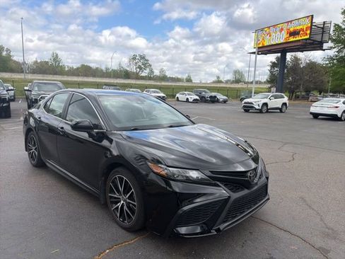 Used 2021 Toyota Camry SE image 1