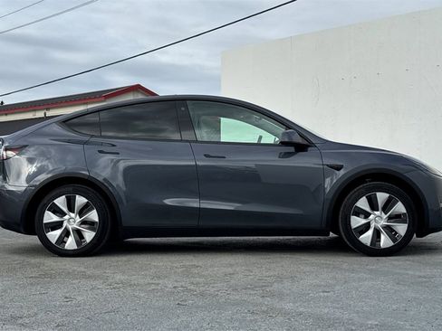 Used 2023 Tesla Model Y Long Range image 3