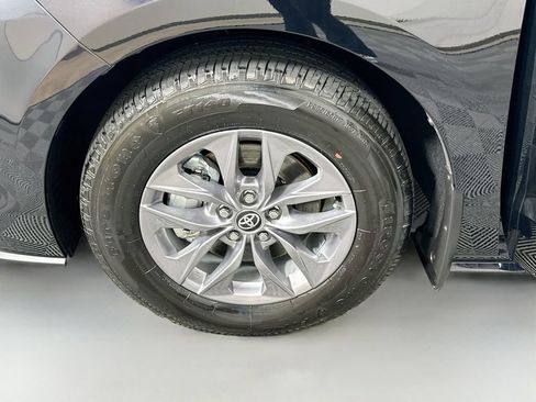 Used 2026 Toyota Sienna XLE AWD/4WD image 32