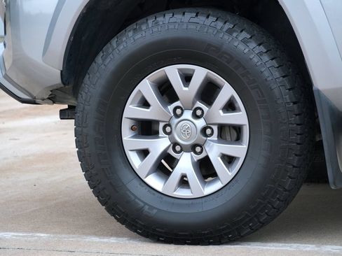 Used 2018 Toyota Tacoma SR5 RWD image 28