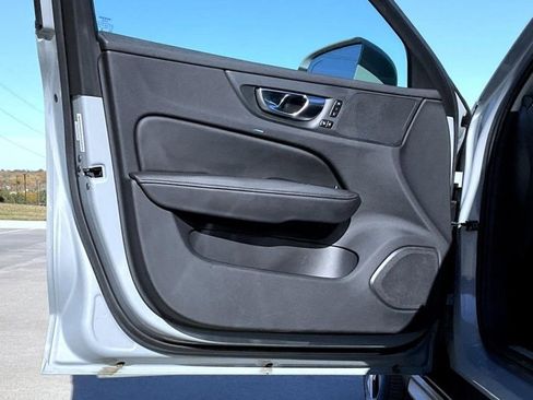 Used 2025 Volvo V60 B5 Cross Country Plus image 9